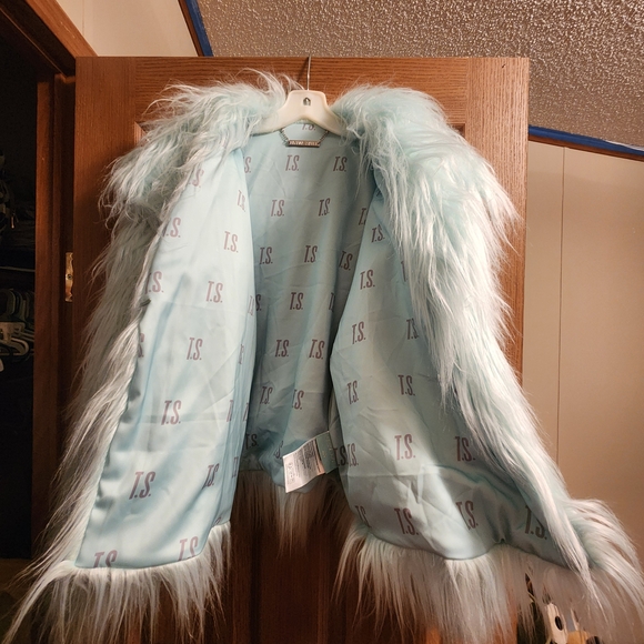 Taylor Swift Fur Coat - The Life of a Showgirl - Picture 2 of 5